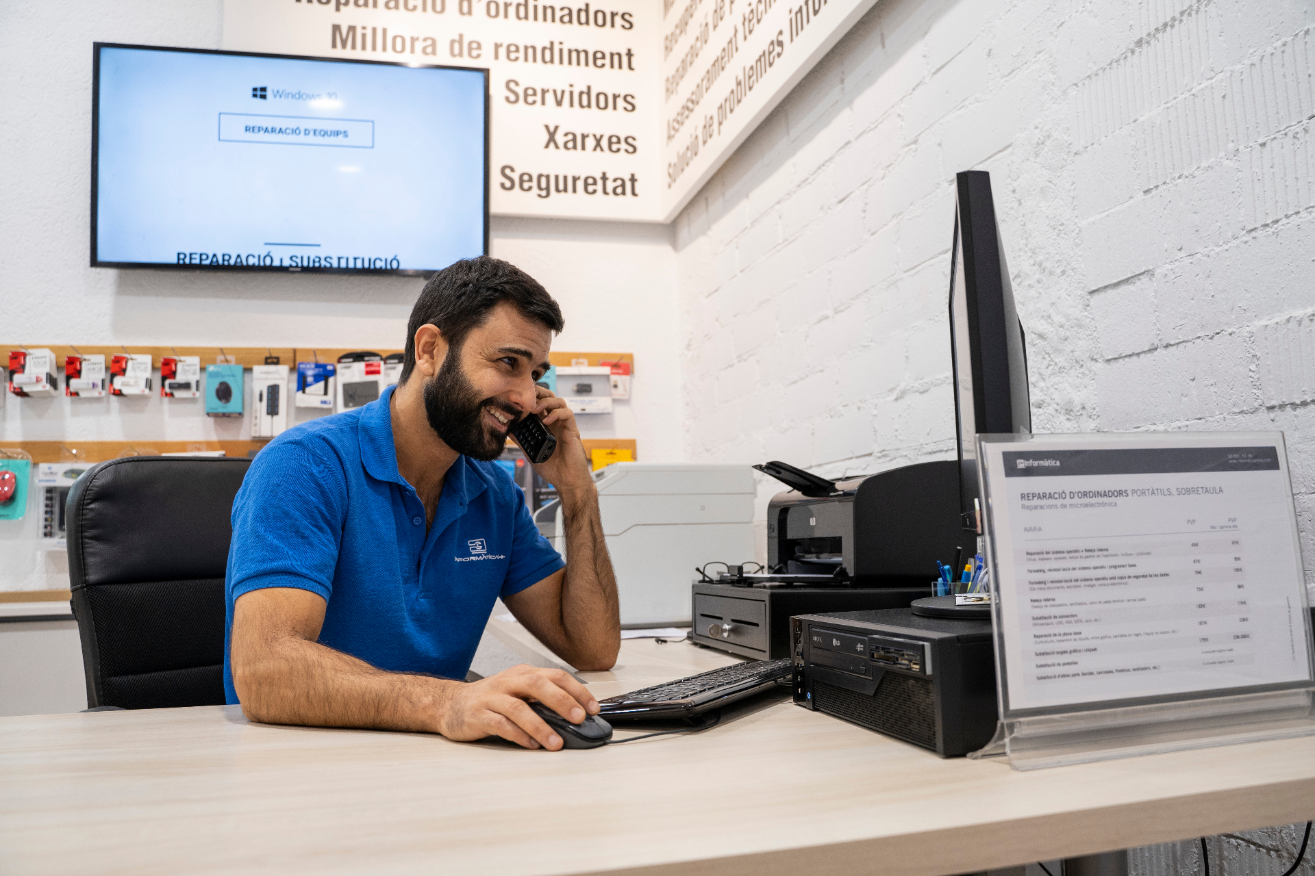 Técnico de TecniPenedès atendiendo a un cliente por teléfono en la tienda de Vilafranca